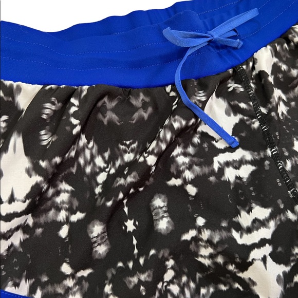 {Fabletics} Athletic Shorts Royal Blue Waistband Lightweight Patterned Black - Picture 4 of 9